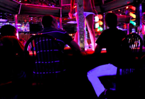 Juez levanta restricciones a clubes nocturnos y librerías porno en N. York