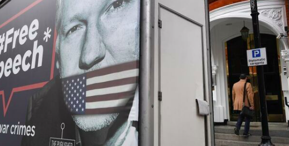 Assange permanecerá en prisión a la espera del juicio de extradición a EEUU