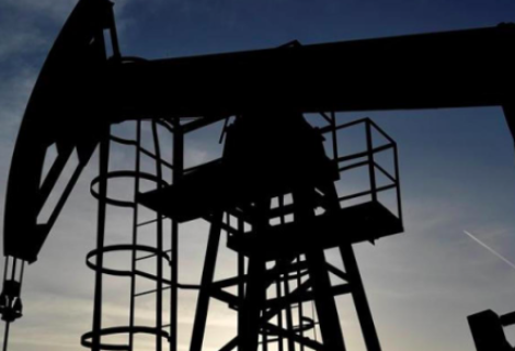 Precio de petróleo venezolano detiene caída y cierra en 51 dólares por barril