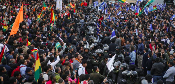 Oficialismo y oposición anuncian protestas a la espera del conteo en Bolivia