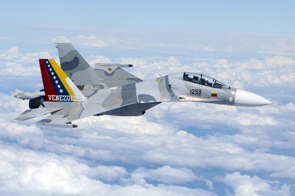 Dos pilotos venezolanos mueren al caer avión caza
