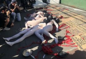 Chilenos se desnudan ante comisaría por víctimas mortales de las protestas