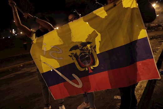 Ecuatorianos salen a las calles a festejar el presunto fin del conflicto