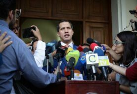 Guaidó dice que transición respetará deudas legítimas contraídas por Maduro
