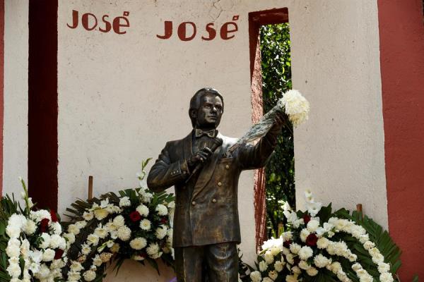 Hijo de José José confirma cuerpo de cantante se halla en funeraria de Miami