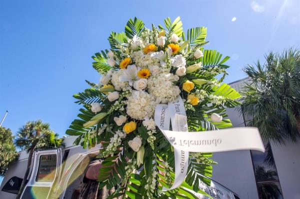 Familiares y seguidores acuden en Miami a las honras fúnebres de José José