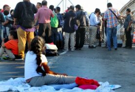 Migrantes bloquean puente internacional de mexicana Matamoros y Brownsville