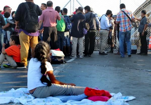 Migrantes bloquean puente internacional de mexicana Matamoros y Brownsville
