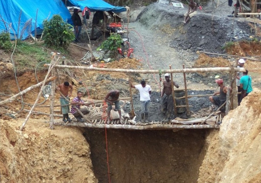 Rescatan 3 cadáveres en mina de ámbar en República Dominicana