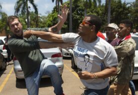 Personal diplomático de Guaidó dejó embajada por seguridad