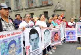 Padres de Ayotzinapa no descartan "subir de tono" su movilización en México