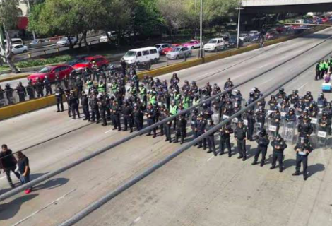 Policías federales mexicanos bloquean accesos del aeropuerto de CDMX