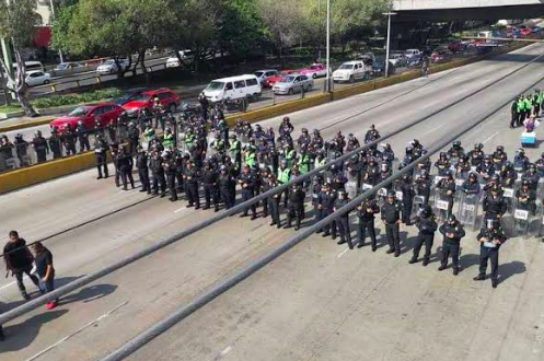 Policías federales mexicanos bloquean accesos del aeropuerto de CDMX