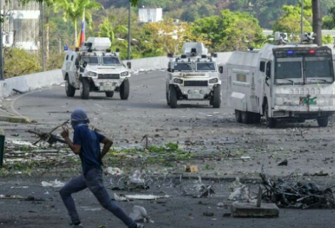 Policía y estudiantes se enfrentan durante protesta espontánea en Venezuela