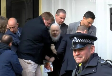 Assange podría morir en prisión si no recibe atención médica