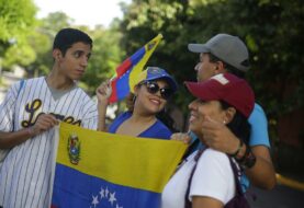 Venezolanos en El Salvador piden a diplomáticos no acatar la orden de Maduro