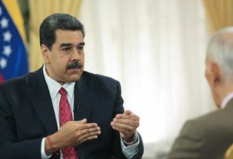 Maduro dice que dolarización de facto es "válvula de escape"