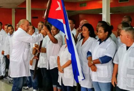 Cuba retira a sus médicos de Bolivia tras detención de cuatro de ellos