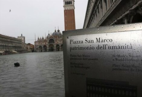 Venecia cierra la emblemática plaza de San Marcos por nueva subida del agua