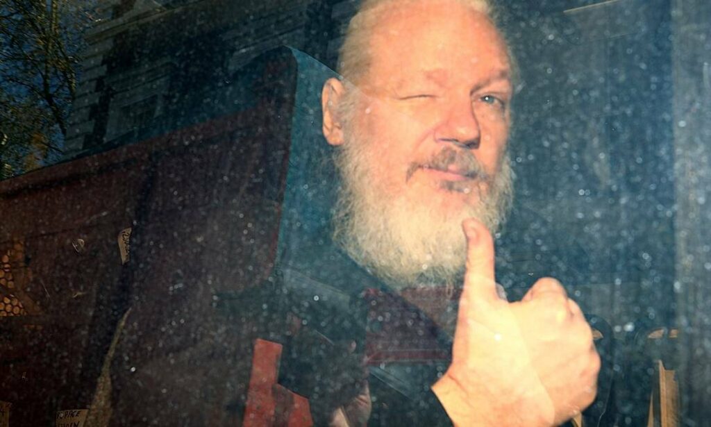 Defensa de Assange dice que su ordenador en la cárcel no es apto para su caso