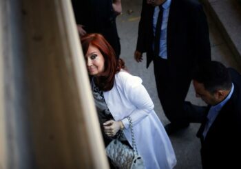 Cristina Fernández llega al tribunal para declarar por presunta corrupción
