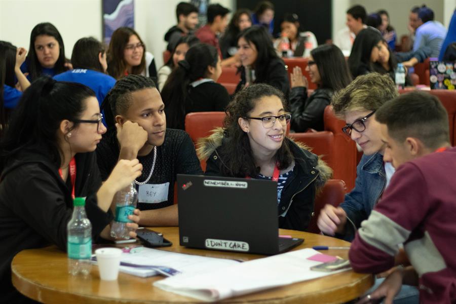 IBM se asocia con ONG para capacitar a estudiantes de América Latina