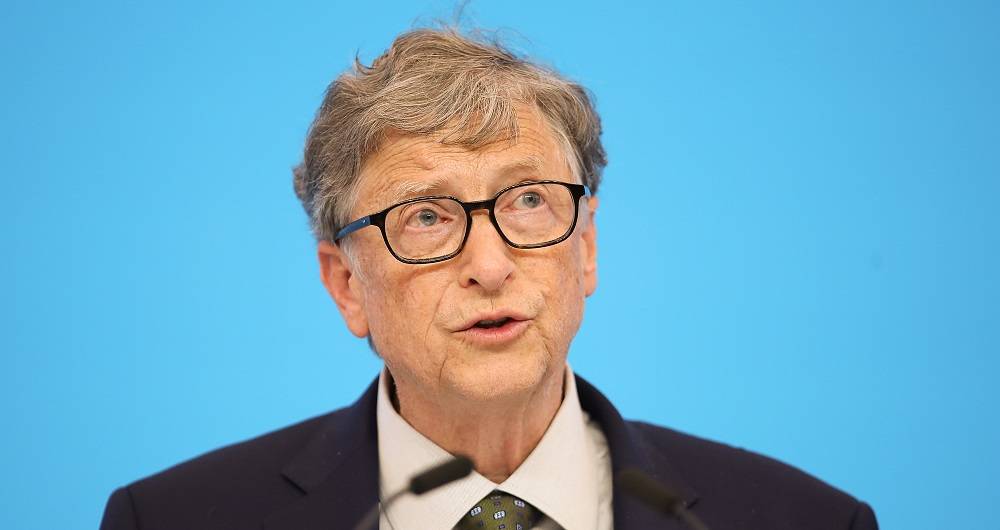 Bill Gates envía un paquete de 36 kilos lleno de regalos a su amiga invisible