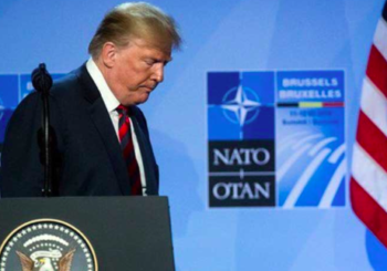 Trump cambia la tormenta política en EE.UU por un duelo con Macron en la OTAN