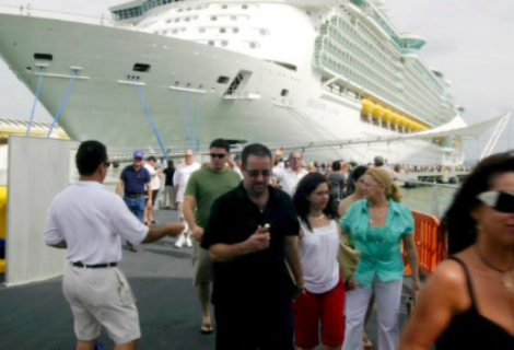 Padres de niña que sufrió caída mortal en crucero demandan a compañía en EEUU