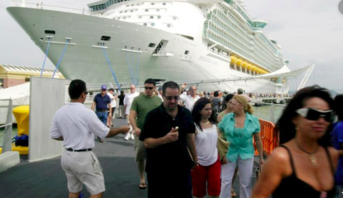 Padres de niña que sufrió caída mortal en crucero demandan a compañía en EEUU