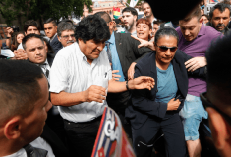 Locura por Evo Morales en su encuentro caótico con Madres de Plaza de Mayo