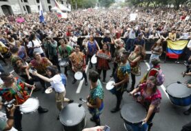 Concierto "Medellín resiste cantando" mantiene vivas protestas contra Duque