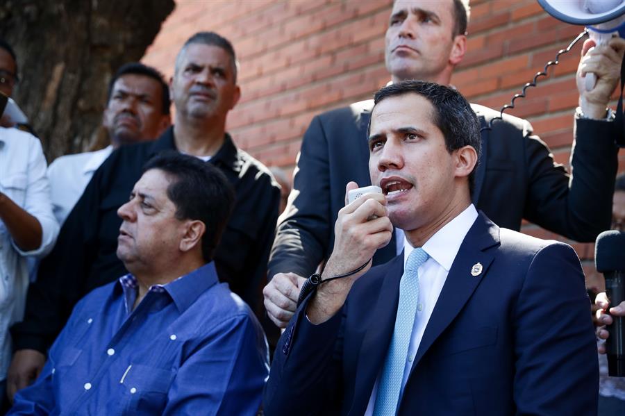 Guaidó califica de «novela» la acusación de Maduro