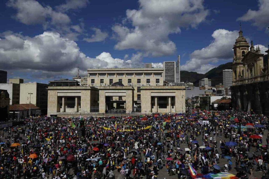 Multitud llena de nuevo la Plaza de Bolívar de Bogotá en rechazo al Gobierno