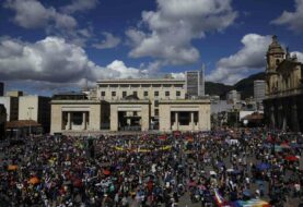 Multitud llena de nuevo la Plaza de Bolívar de Bogotá en rechazo al Gobierno