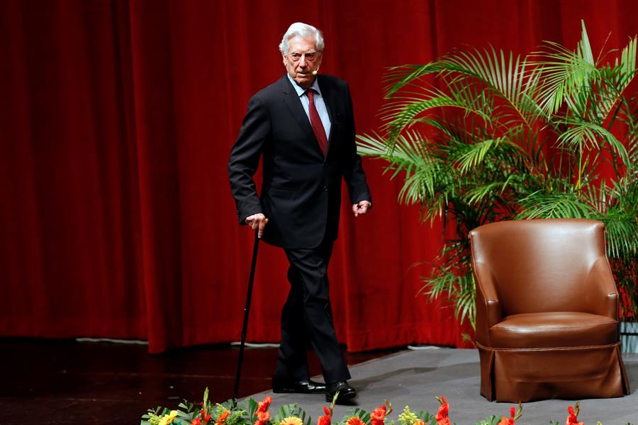 Para Vargas Llosa no hubo golpe en Bolivia y lo desconcierta crisis chilena