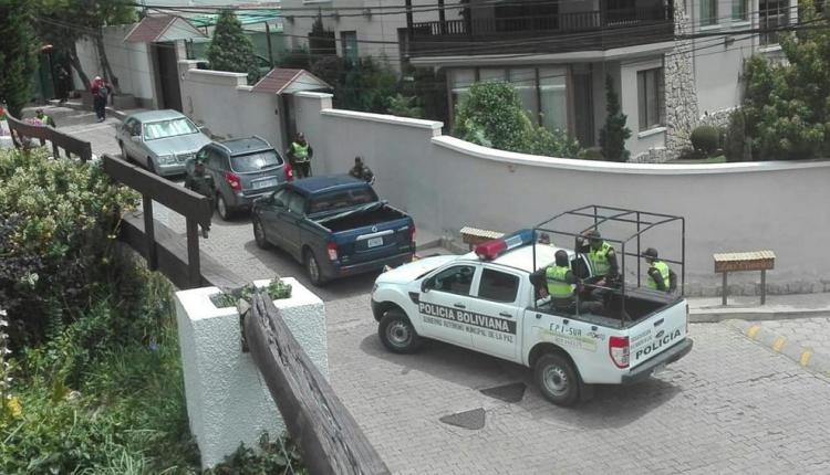 México denuncia que permanece el “asedio policial” a su embajada en Bolivia
