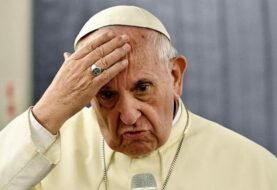 Papa critica muros que separan a hijos de sus padres