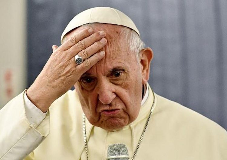 Papa critica muros que separan a hijos de sus padres
