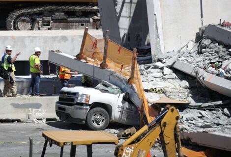 Familias de 16 víctimas de puente colapsado en Miami recibirán millones de dólares