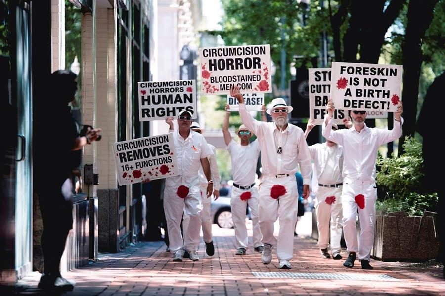 Hombres Manchados de Sangre protestan en Florida contra la circuncisión