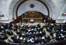 Mayoría opositora venezolana renuncia a hacer sesión en sede del Parlamento