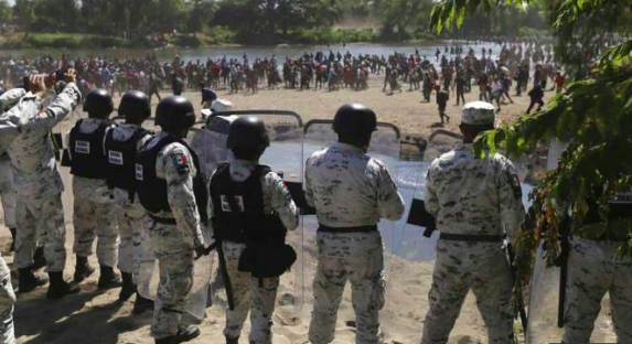 Guardia nacional mexicana detiene avance de la caravana migrante