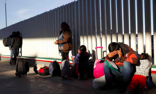 Miles esperan en México con miedo asilo de EEUU tras un año de nuevas medidas