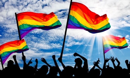 Retiran ayuda a escuelas de Florida por discriminar a alumnos homosexuales