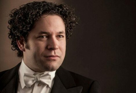 Gustavo Dudamel seguirá al frente de la Filarmónica de Los Ángeles
