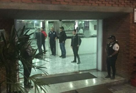 Oposición denuncia cierre de hotel donde se hospedaban decenas de diputados