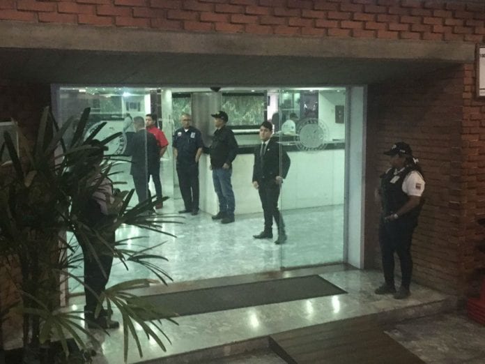 Oposición denuncia cierre de hotel donde se hospedaban decenas de diputados