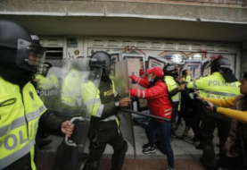 Bloqueos en transporte y disturbios en inicio de día de protestas en Colombia