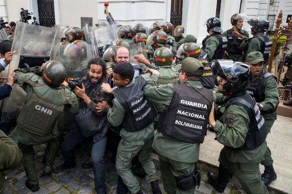 Golpean y roban a periodistas que cubrían sesión del Parlamento de Venezuela